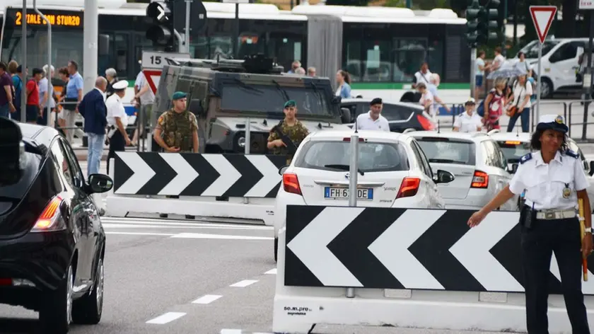 Interpress/M.Tagliapietra Venezia 28.08.2017.- Barriere New Jersy a Piazzale Roma Antiterrorismo. Blindato dell'esercito. con militari armati