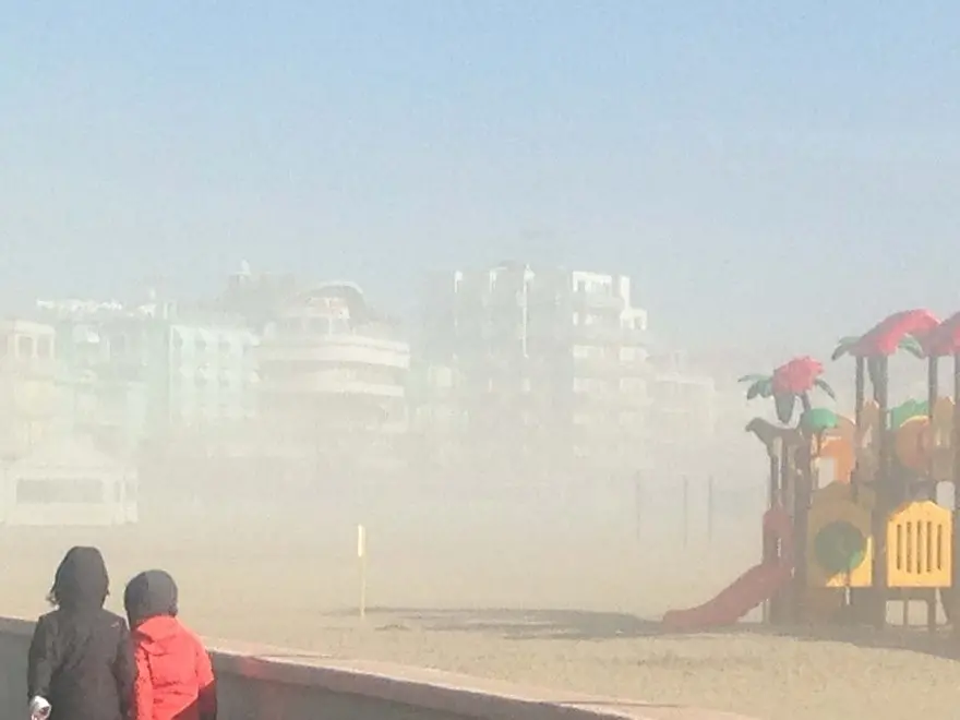 COLUCCI - DINO TOMMASELLA - CAORLE - FORTI RAFFICHE DI VENTO LUNGO LA SPIAGGIA CREANDO UNA "TEMPESTA DI SABBIA"