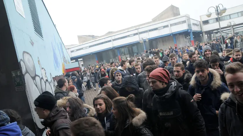 Studenti davanti al liceo Majorana Corner di Mirano