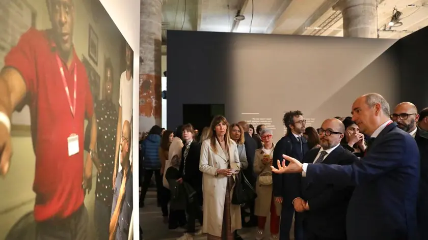 Sangiuliano nei padiglioni della Biennale (foto Marta Buso/Interpress)