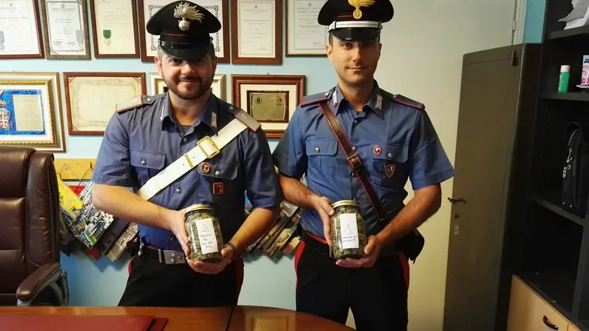 I carabinieri di Mirano con la droga trovata nascosta nella lavatrice di un pregiudicato