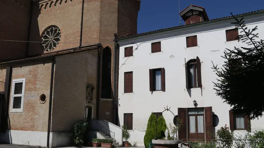 Foto Agenzia Candussi/ Baschieri/ Carpenedo, piazza Carpenedo/ Canonica della parrocchia di Carpenedo