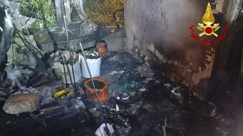 Quello che resta del garage distrutto dall'incendio