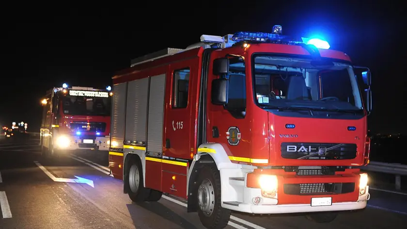 Foto simbolo vigili del fuoco camion pompieri