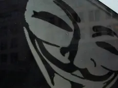 epa03079439 A view of the Anonymous logo on a laptop screen in front of the European Parliament headquarter in Brussels, Belgium, 26 January 2012. Earlier, the website of the European Parliament was hacked by Anonymous but fast put back online. EPA/JULIEN WARNAND*************** TRADUZIONE ***************epa03079439 Una prospettiva del logotipo Anonimo su un schermo di laptop di fronte al headquarter di Parlamento europeo in Brussels, il Belgio, 26 gennaio 2012. più Primo, il website del Parlamento europeo fu tagliato da Anonimo ma digiuno mise di nuovo on-line. EPA/JULIEN WARNAND