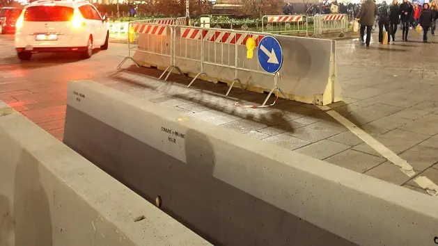 Posizionate in zona piazza Duomo a Milano le prime barriere per impedire l'accesso alla piazza e ai mercatini di eventuali mezzi di trasporto utilizzabili per atti di terrorismo, 21 dicembre 2016. ANSA / MATTEO BAZZI