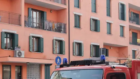 Il palazzo di via Volturno dove i vigili del fuoco hanno trovato la donna morta