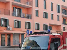 Il palazzo di via Volturno dove i vigili del fuoco hanno trovato la donna morta