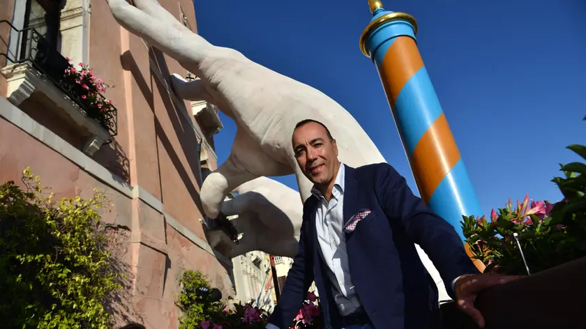L'artista Lorenzo Quinn con la sua precedente installazione "Mani"