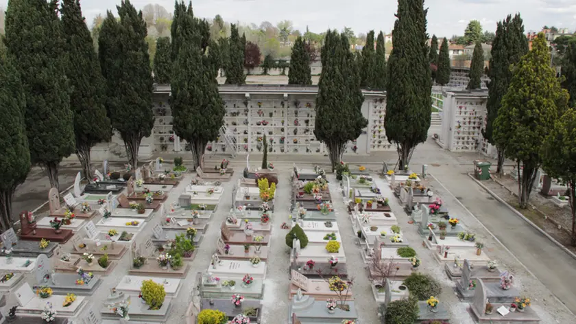 Apertura della nuova costruzione la "Rotonda" contenenti celle funerarie presso il cimitero di Mestre con la presenza del sindaco Orsoni