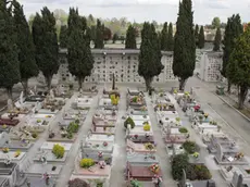 Apertura della nuova costruzione la "Rotonda" contenenti celle funerarie presso il cimitero di Mestre con la presenza del sindaco Orsoni