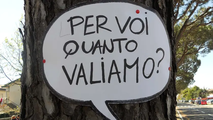 Uno dei cartelli di protesta affisso sui pini di via Pindemonte