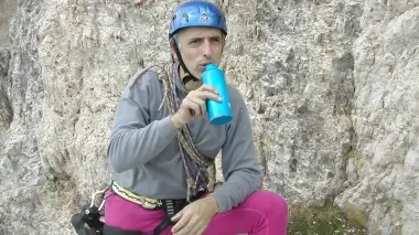 Fabio Favaretto in due recenti immagini che lo ritraggono mentre scala le «sue» montagne