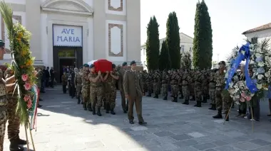 A destra il picchetto d’onore dei Lagunari Sotto la chiesa gremita di militari e civili