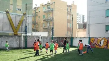 Il quartiere e il campo da calcio A destra don Ottavio Bolis