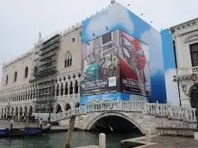 Pubblicità sul palazzo Ducale a San Marco