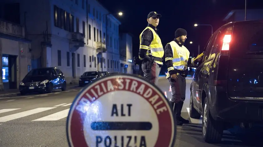 Gli agenti della polizia stradale (Foto di archivio)