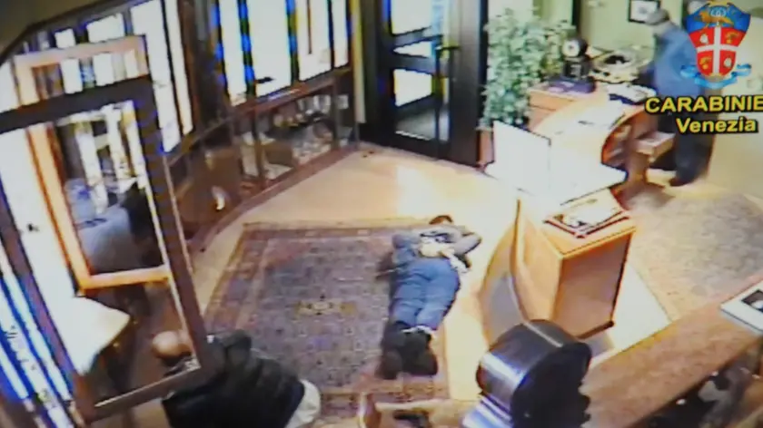 Un'immagine della rapina alla gioielleria Simionato