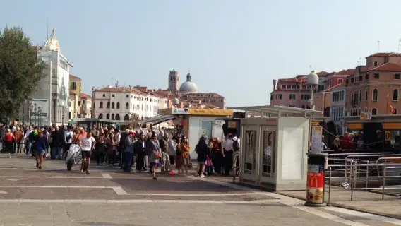 Lunga coda al pontile della stazione anche mercoledì mattina