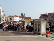 Lunga coda al pontile della stazione anche mercoledì mattina