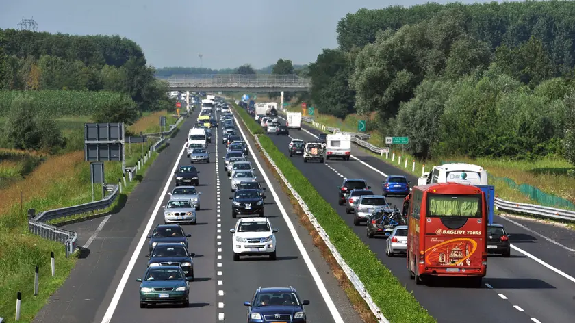 09 agosto 2014.Autovie Venete..Situazione traffico sulla A4 nei pressi di Porpetto, cavalcavia di Corgnolo..Copyright Foto Petrussi / Ferraro Simone