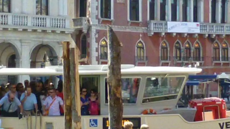 Interpress/Mazzega Vitucci Venezia, 17.08.2013.- Incidente mortale in Canal Grande, Vaporino della linea 1 sperona una gondola con quattro turisti tedeschi.- Nella foto subito dopo l'incidente, la moglie sostiene la testa al marito