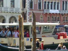 Interpress/Mazzega Vitucci Venezia, 17.08.2013.- Incidente mortale in Canal Grande, Vaporino della linea 1 sperona una gondola con quattro turisti tedeschi.- Nella foto subito dopo l'incidente, la moglie sostiene la testa al marito
