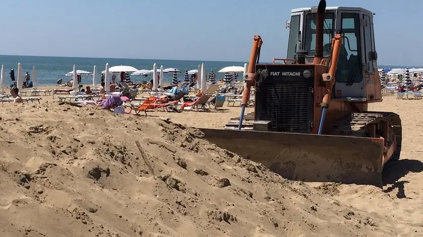 Una ruspa in spiaggia al lavoro per il ripascimento