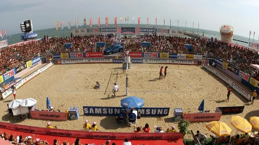 Beach Volley Tour 2006 Jesolo - Un'immagine del Beach Stadium di Jesolo l'altro ieri gremito di spettatori (oltre 4000) per la finale nazionale Sotto: un momento della sfida vinta da Fenili-Tomatis (maglia scura)