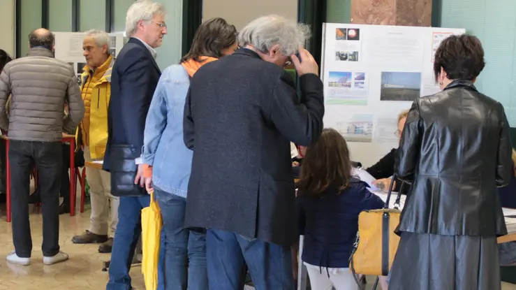 Foto Agenzia Candussi/ Furlan/ Mestre, ist. Pacinotti / Assemblea degli insegnanti per discutere sul referendum per la scuola pubblica - nella foto raccolta firme