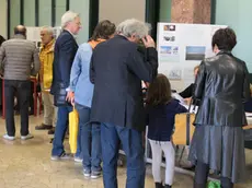 Foto Agenzia Candussi/ Furlan/ Mestre, ist. Pacinotti / Assemblea degli insegnanti per discutere sul referendum per la scuola pubblica - nella foto raccolta firme