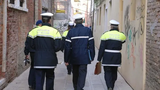 VITUCCI VENEZIA 14.11.2007.- AREA MUNER CANNAREGIO. SOPRALUOGO POLIZIA MUNICIPALE. - INTERPRESS