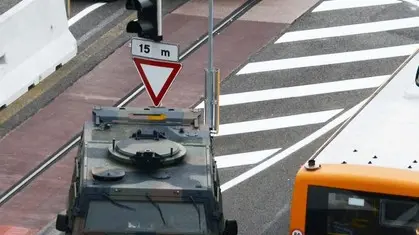 Interpress/M.Tagliapietra Venezia 28.08.2017.- Barriere New Jersy a Piazzale Roma Antiterrorismo. Blindato dell'esercito. con militari armati
