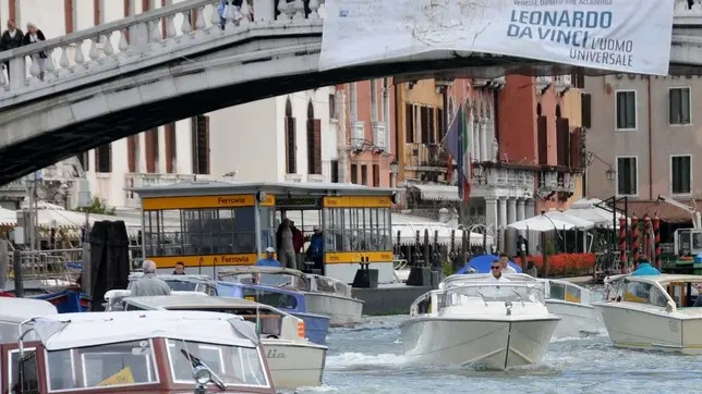 Interpress/Mazzega Vitucci Venezia, 18.09.2013.- Traffico in Canal Grande all'altezza della Stazione Ferroviaria.-