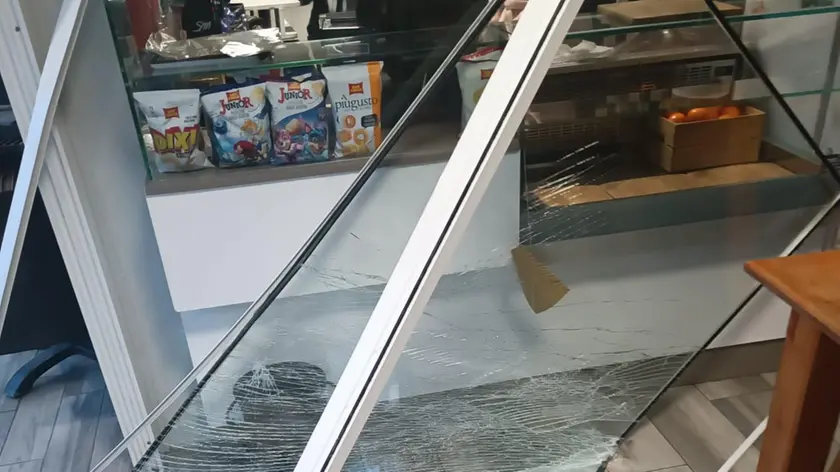 I danni fatti dai ladri al chiosco