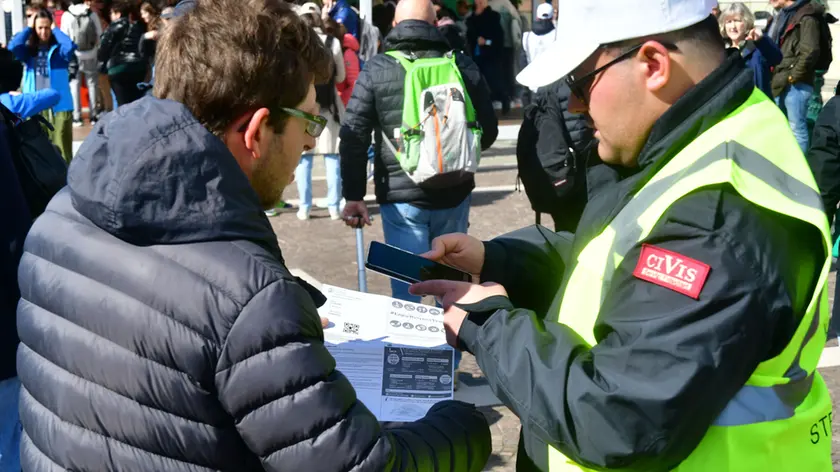 Uno steward impegnato nel controllo del ticket d'accesso