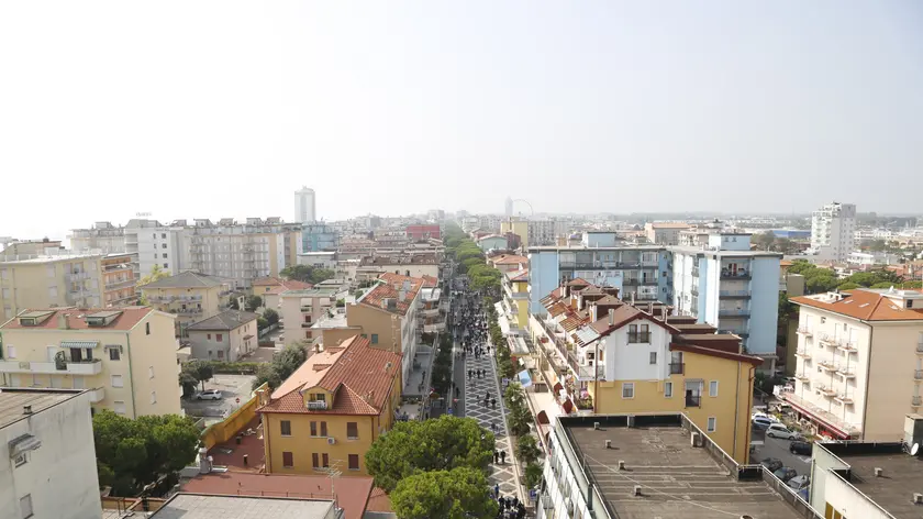 Una visione dall'alto di Jesolo: è allarme per le case vacanze occupate da abusivi