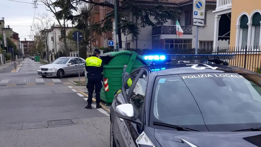 Ecco il cassonetto dove si era nascosto