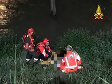 Il soccorso dell'uomo caduto nel Brenta e salvato dai pompieri