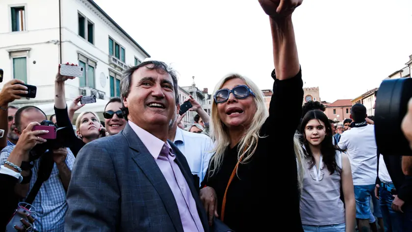 Brugnaro con Mara Venier in piazza Ferretto (foto Agenzia Candussi)