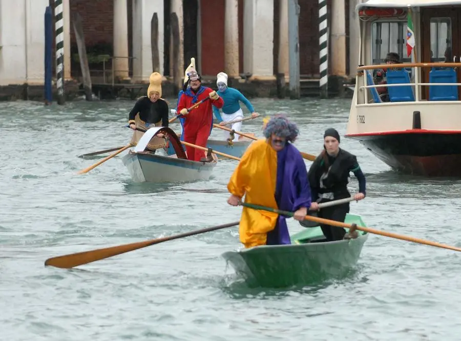 BOLLIS VENEZIA 03.02.2008.- REGATA REMIERE IN MASCHERA SUL CANAL GRANDE. PASSAGGIO A RIALTO.- INTERPRESS