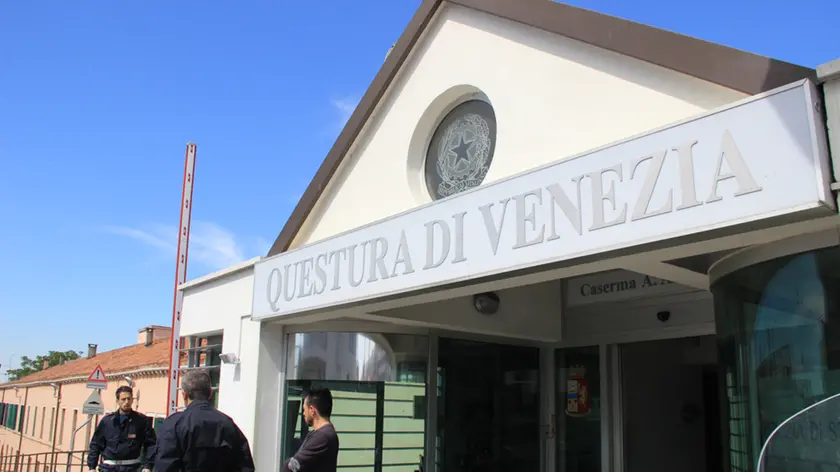 Suicidio di un agente alla questura di Venezia