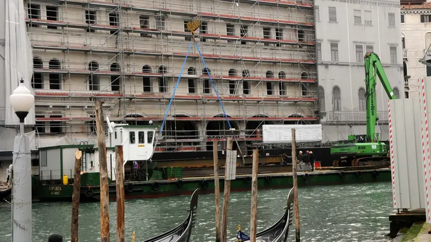 Interpress/Mazzega Vitucci Venezia, 17.03.2015.- Chiatta in Canal Grande per i restauri del Fontego dei Tedeschi