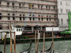 Interpress/Mazzega Vitucci Venezia, 17.03.2015.- Chiatta in Canal Grande per i restauri del Fontego dei Tedeschi