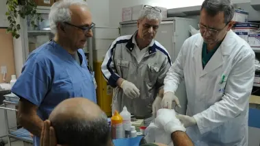 Un uomo ustionato alla mano da un petardo medicato dai medici