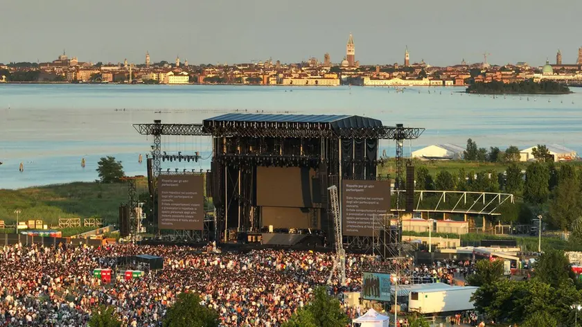 Il parco di San Giuliano affollato per il concerto dei Pinguini Tattici Nucleari