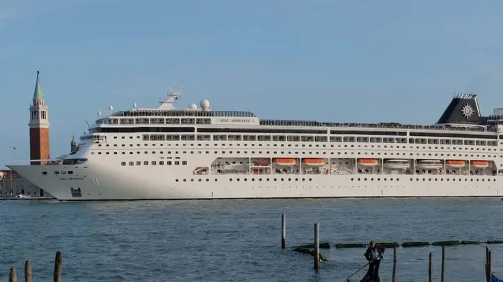 Interpress/M.Tagliapietra Venezia 12.04.2014.- Nave da Crociera MSC Armonia in partenza ieri in bacino San Marco.