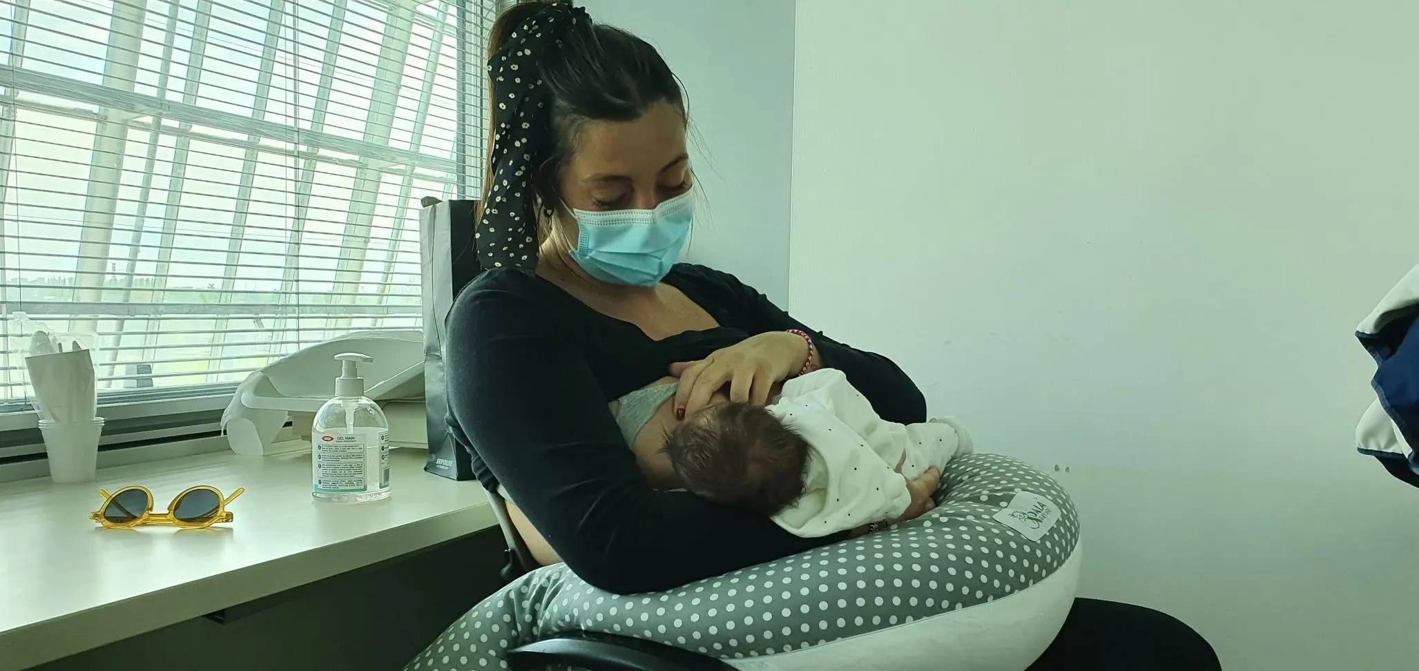 Mamma Camilla e Penelope durante la poppata, un'ora prima di essere dimesse dal reparto di pediatria dell'ospedale dell'Angelo