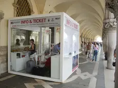 Interpress/M.Tagliapietra Venezia 18.06.2013.- Montato il gabbiottino sotto i portici di palazzo Ducale.