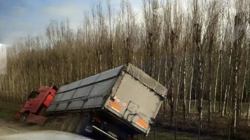 Il camion finito nel fosso lungo la Statale Romea